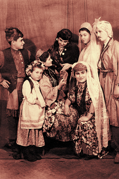 У родинному колі: Григорій перший ліворуч. Фото з сімейного архiву